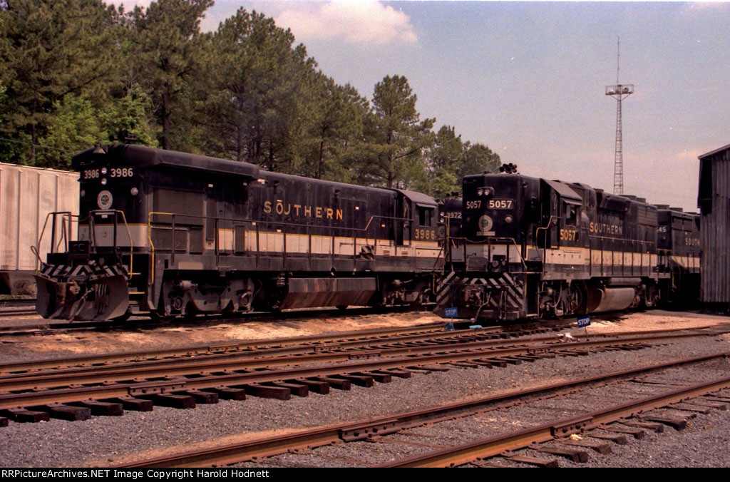 SOU 3986 & 5057 outside of the engine house at Glenwood Yard